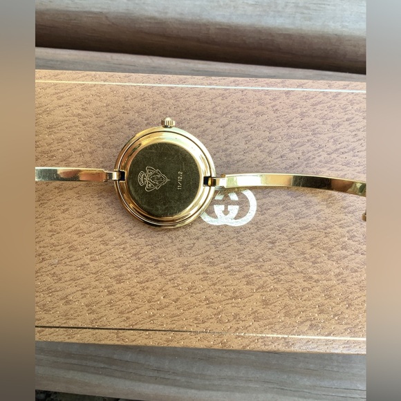Ladies Gucci watch with interchangeable bezels🌸🌼 - Picture 2 of 14